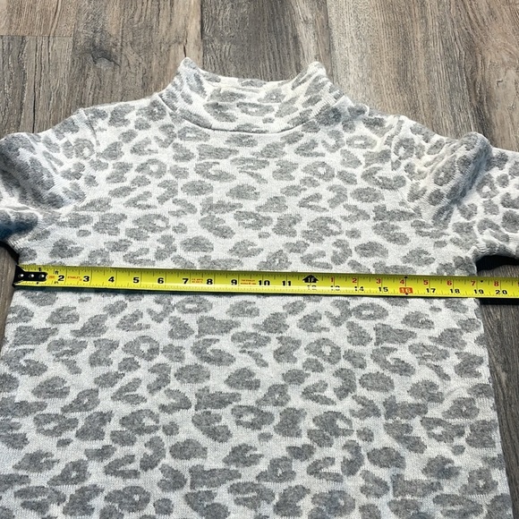 Ann Taylor Loft Grey and White Mock Neck Leopard Sweater, size Medium - Picture 6 of 11